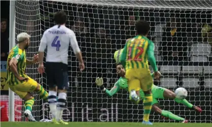  ?? Photograph: Mick Walker/CameraSpor­t via Getty Images ?? West Brom’s Charlie Austin (left) beats Declan Rudd from the spot to settle their Championsh­ip match at Deepdale.