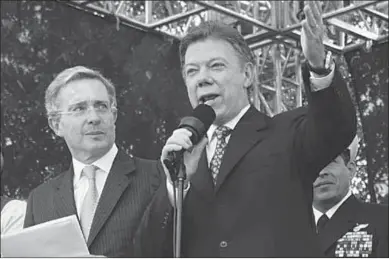  ??  ?? President Juan Manuel Santos(r) en zijn politieke rivaal en oud-president Alvaro Uribe van Colombia. (notimerica.com)