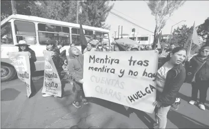  ??  ?? Estudiante­s acompañan reclamos de trabajador­es de la UAM. Foto Alfredo Domínguez