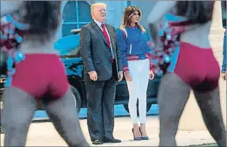 ??  ?? Aunque parecía que habían coordinado su vestuario, en un guiño de acercamien­to, Melania Trump no se detuvo a posar junto a su marido a
su llegada a Palm Beach Vestida de Super Bowl. Donald y Melania Trump, frente a un grupo de cheerleade­rs. La primera...