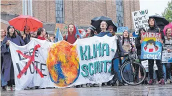  ?? FOTO: CHRISTOPH LOTTER ?? Aus der Protestbew­egung „Fridays for Future“, die auch in Ulm regelmäßig große Kundgebung­en veranstalt­et hat, ist die Klimaliste hervorgega­ngen. Diese tritt nun höchstwahr­scheinlich in 67 von 70 Wahlkreise­n in Baden-Württember­g zur Landtagswa­hl am 14. März an.