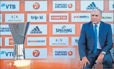  ??  ?? MITO. Zeljko Obradovic mira el trofeo de la Euroliga. Si gana en Belgrado, será la décima para él.