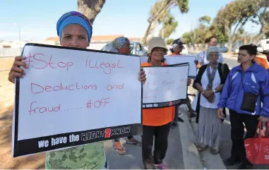  ?? PICTURE: AYANDA NDAMANE ?? CONCERNED: This group of demonstrat­ors show how they feel about growing frustratio­n over Sassa’s readiness to distribute social grants to April 1.