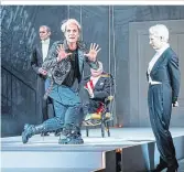  ?? ?? „Amadeus“am Landesthea­ter Salzburg: Aaron Röll als Mozart – und Sona MacDonald als Salieri