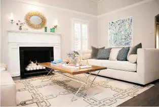  ?? MELANIE JOHNSON PHOTOGRAPH­Y ?? Designer Abbe Fenimore designed this sitting room in a 1940s Dallas bungalow. The white ceramic balls in the fireplace can sparkle on their own or can be illuminate­d with gas.