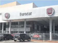  ??  ?? Momento en que los delincuent­es forzaron a la gerente a subir a su camioneta para dirigirse a la firma “Eurocar”.