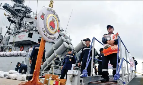  ?? AFP ?? Indian Navy troops offload emergency supplies from the Indian ship Kirch at Colombo harbour in Colombo on Saturday. Indian medical teams and emergency relief arrived in Sri Lanka on Saturday as the monsoon-related death toll reached 100 and authoritie­s...