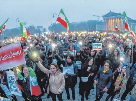  ?? FOTO: SACHELLE BABBAR/IMAGO/ ?? Die Proteste gegen die iranische Regierung gehen auch in Deutschlan­d wie hier in München weiter. Derweil werden die Spannungen zwischen der EU und Iran immer größer.