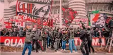  ?? ANSA ?? Tifosi rossoneri Appuntamen­to al cancello 14 per i milanisti