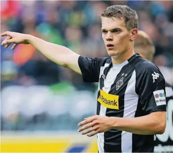  ?? FOTO: IMAGO ?? Fingerzeig: Da geht es aus der Krise! Wenn es so einfach wäre für Matthias Ginter und die anderen Borussen.