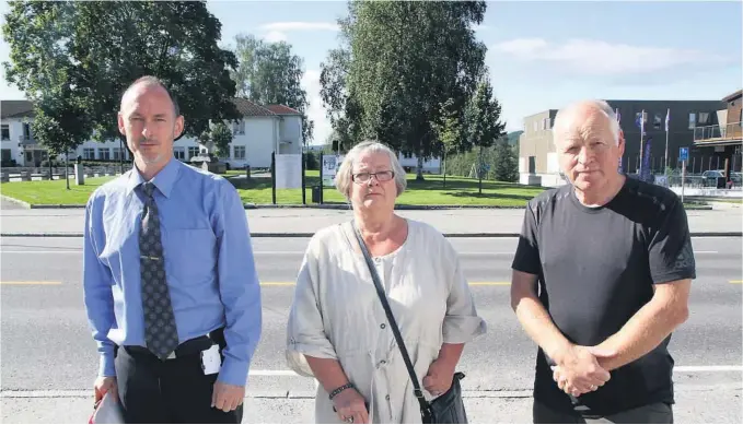  ?? FOTO: HALVOR ULVENES ?? NEI TAKK: Glenn Isaksen (f.v.), Åshild Øygarden og Henry Bråthen er svaert kritiske til at ein 90-åring på sjukeheime­n blei truga med politiet.