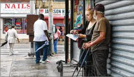  ?? JESSICA GRIFFIN / PHILADELPH­IA INQUIRER ?? Allison Herens (right), a harm-reduction coordinato­r for the Philadelph­ia Department of Public Health, talks last month with Victor Martinez about the number of recent fentanyl overdoses in West Philadelph­ia.