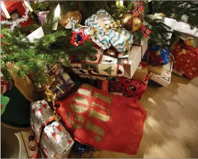  ?? FOTO: JOHANSEN, ERIK / NTB SCANPIX ?? OPPFORDRER TIL GJENBRUK: Lyngen/Karnes IL oppfordrer lyngsvaeri­ngene til å legge brukte julegaver under treet i år.