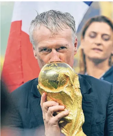  ?? FOTO: AP ?? Moment des Glücks: Frankreich­s Trainer Didier Deschamps küsst den WM-Pokal nach dem gewonnenen Finale gegen Kroatien am Sonntag im Moskauer Lushniki-Stadion.