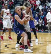  ?? Steven Eckhoff / RN-T ?? Elizabeth Duke (left) and Tarrah Gibson wrestle for possession.