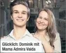  ??  ?? Glücklich: Dominik mit Mama Admira Vaida