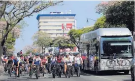  ?? RAFAEL PACHECO ?? Alvarado, su esposa y el gabinete se trasladaro­n en bus movido por hidrógeno, acompañado­s por gran cantidad de ciclistas.