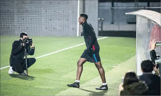  ?? LLIBERT TEIXIDÓ / ARCHIVO ?? Yerry Mina salta al campo de la ciudad deportiva para realizar su primer entrenamie­nto como jugador del Barça, el pasado 13 de enero