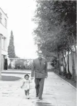  ??  ?? Paulina Lavista y su padre, Raúl Lavista, ca. 1946-47.