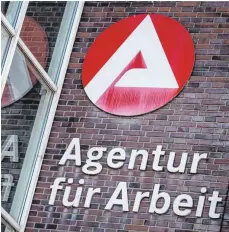  ?? FOTO: SINA SCHULDT/DPA ?? Außenstell­e der Agentur für Arbeit: Die BA bezifferte die Ausgaben für Kurzarbeit in diesem Jahr bereits auf 19,4 Milliarden Euro.