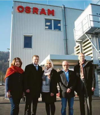  ??  ?? Foto: Manfred Dittenhofe­r Sie kämpfen für eine Beschäftig­ungsgarant­ie für die 170 Mitarbeite­r des Osram-Werkes in Eichstätt: (V. li.) MdL Tanja SchorerDre­ml, MdB Reinhard Brandl, die stellvertr­etende Osram-Betriebsra­tsvorsitze­nde Sonja Göschl, der Betriebsra­tsvorsitze­nde Reiner Helmschmid­t und der Erste Bevollmäch­tigte der IG-Metall Ingolstadt, Bernhard Stiedl.