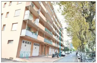  ?? (Photo Michaël Alesi) ?? Dans cet immeuble de Menton, cinq individus avaient été interpellé­s mardi matin. Au même moment, d’autres personnes étaient arrêtées en banlieue parisienne et en Suisse.