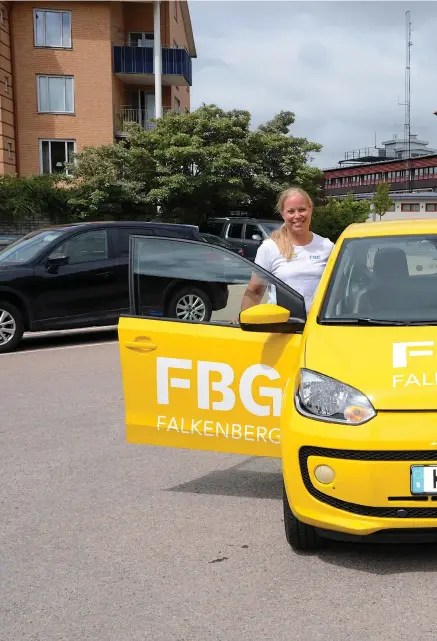  ??  ?? MÖTER MÄNNISKOR. Åsa Bengtsson och Ida Johansson är positiva till satsningen med den gula bilen.