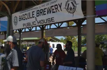  ?? KEITH REYNOLDS — THE MORNING JOURNAL ?? Visitors crowd around the Bascule Brewery and Public House on Aug. 11as part of the fifth annual Brewfest Waterfront District at Black River Landing, 421 Black River Lane in Lorain.