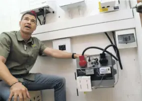  ?? ?? CEO of Solarbuzz Jason Robinson demonstrat­es how a lithium-ion battery operates.