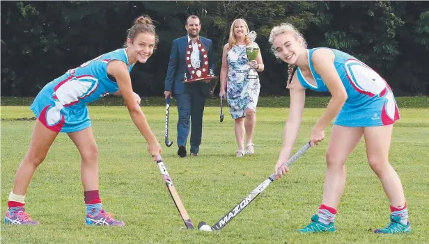  ?? Picture: JUSTIN BRIERTY ?? GENERATION­S MEET: Two A grade under 18 players Liv and Gabi McArthur, with legends Darryl Duda and Glenyce Stock, will attend the Saints Hockey Club’s 50th anniversar­y black tie dinner next week.