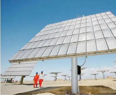  ?? Foto: AFP ?? Arbeiter auf einem Solarpanee­lfeld im chinesisch­en Hami