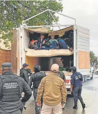 ?? // EFE ?? Inmigrante­s rescatados del interior de un camión en Monterrey