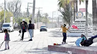  ?? ?? ■ La pareja hondureña llevaba consigo a cuatro menores de edad, quienes deambulaba­n por la carretera sin ninguna supervisió­n, todo con el fin de pedir limosna a los automovili­stas.