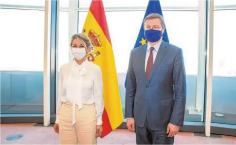  ?? EFE ?? Yolanda Díaz con Valdis Dombrovski­s, vicepresid­ente ejecutivo de la Comisión Europea