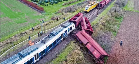  ?? Foto: Arnulf Stoffel, dpa ?? Tonnenschw­ere Waggons entgleiste­n am Dienstagab­end beim Zusammenst­oß eines Triebwagen­s mit einem Güterzug. 400 Hilfskräft­e kümmerten sich um 173 Reisende, von denen 50 verletzt wurden. HERZ OPERATION KALIFORNIE­N