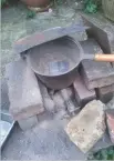  ??  ?? Gas burner, bricks and steel plate created a makeshift kiln