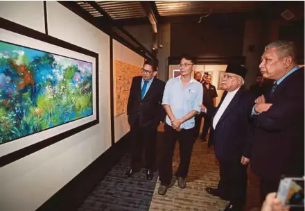  ??  ?? Penang Yang di-Pertua Negeri Tun Abdul Rahman Abbas taking a closer look at a painting at Galeri Prima yesterday. With him are New Straits Times Press chairman Tan Sri Ismail Omar (right) and NSTP chief executive officer Datuk Abdul Jalil Hamid (left).