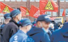  ?? FOTO: MARKUS SCHOLZ/DPA ?? Warnstreik mit Fahnen der IG Metall in Hamburg: In der deutschen Metall- und Elektroind­ustrie arbeiten etwa 3,8 Millionen Menschen.