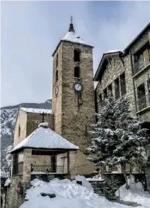  ??  ?? Que l’on fasse du canyoning à Gavarnie ou que l’on se promène dans un village d’Andorre, le charme des paysages enneigés agit.