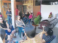  ??  ?? LUTO. El cadáver del comerciant­e Yeison Matamoros fue velado ayer en la colonia Guillén, y hoy a las 9:00 am lo enterrarán.