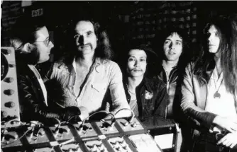  ??  ?? Irmin Schmidt, Holger Czukay, Damo Suzuki, Jaki Liebezeit et Michael Karoli