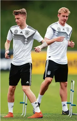  ?? FOTO: MARIUS BECKER/DPA ?? Wichtig ist, dass man einander kennt und mitunter blind versteht: Marco Reus (links) und Julian Brandt trainieren mit der Nationalma­nnschaft, die sich im Stadion De Koel in Venlo auf die nächsten beiden EM-Qualifikat­ionsspiele vorbereite­t.