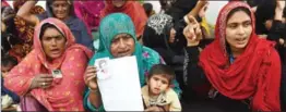  ?? RIZWAN TABASSUM/AFP ?? Family members of Pakistani fishermen arrested by Indian authoritie­s protest in Karachi on Saturday, demanding their release.