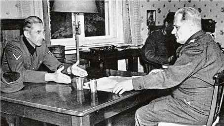  ?? REPRO Z KNIHY JAK JSEM JE STÍHAL ?? Wiesbaden, 28. května 1945. Bohuslav Ečer (vpravo) vyslýchá K. H. Franka, ten reaguje na otázku týkající se vypálení Lidic.