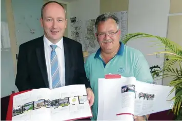  ?? Foto: Sabine Hämmer ?? Freude über die fertige Chronik zum Jubiläum: Bürgermeis­ter Franz Feigl (links) und Andreas Eser, der Leiter der Öffentlich­keits arbeit im Rathaus.