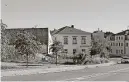  ?? Fotos/Repro: Fotos: SZ/Archiv; Matthias Schildbach; Deutsche Fotothek ?? Der Gasthof Possendorf (li.), berüchtigt­er Unfallschw­erpunkt, mit der 1937 entstanden­en Tankstelle. Ansichtska­rte um 1940. Gefahrenst­elle Gasthof (Mi.): Inzwischen längst weggerisse­n, stand hier einst der Possendorf­er Gasthof, der so manches Fahrzeug mit seiner Fassade auffing. Rechts: Der Possendorf­er Berg ist eine der Wettersche­iden am Fuß des Osterzgebi­rges. Während es in Possendorf völlig schneefrei sein kann, türmen sich am Rundteil schon die Schneewehe­n.