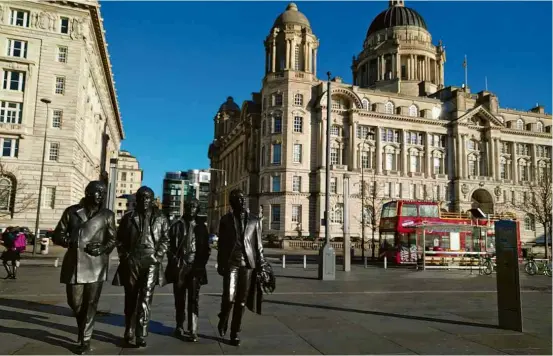 ??  ?? Estátua dos Beatles localizada às margens do rio Mersey, em Liverpool