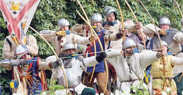  ?? FOTO: KASTEELTUI­NEN ARCEN ?? Auf dem Schlossgel­ände im niederländ­ischen Arcen übernehmen an Ostern Ritter und andere Mittelalte­r-Figuren das Kommando.