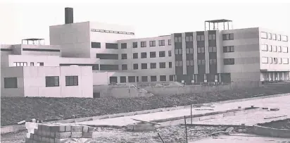  ?? FOTOS (4): RHEINLAND KLINIKUM ?? Irgendwie noch Baustelle: der Haupteinga­ngsbereich vor 40 Jahren.