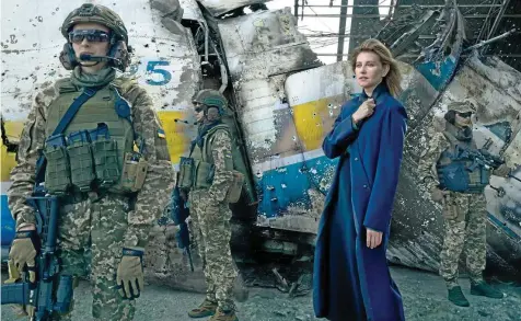  ?? ANNIE LEIBOVITZ/VOGUE ?? Olena Selenska mit ukrainisch­en Soldaten am Flugplatz in Hostomel bei Kiew, an dem heftige Kämpfe tobten. Das Foto entstand für die „Vogue“.